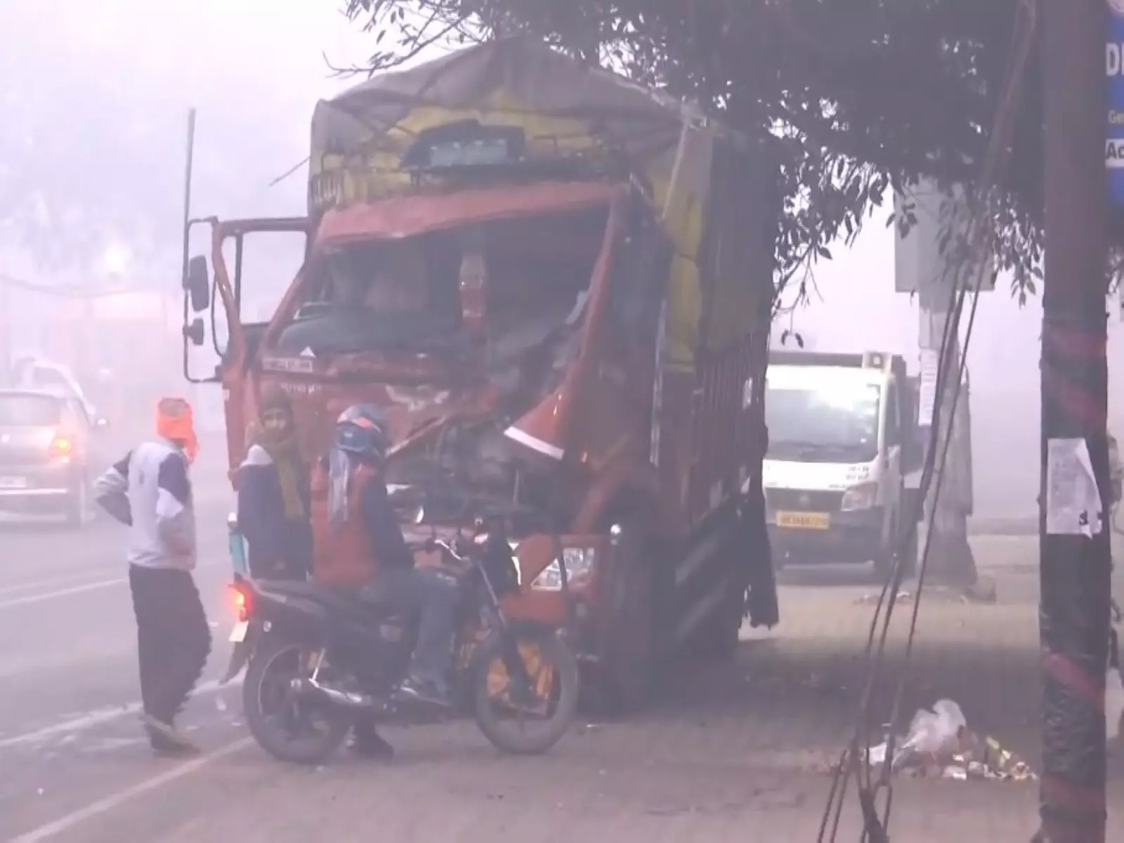 Moradabad के पास दो ट्रकों की टक्कर, एक घायल Moradabad के पास दो ट्रकों की टक्कर, एक घायल