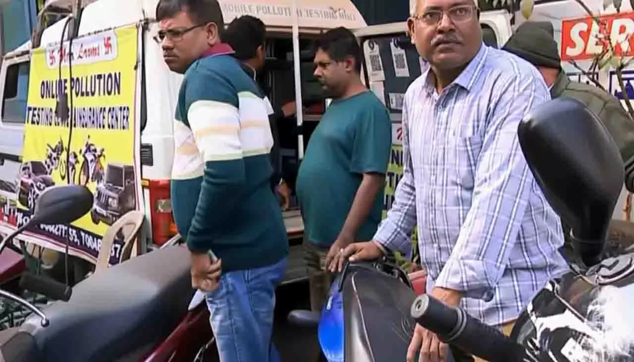 ओडिशा: ईंधन पाबंदियों के डर से प्रदूषण जांच केंद्रों पर भीड़ और OTP समस्या ओडिशा: ईंधन पाबंदियों के डर से प्रदूषण जांच केंद्रों पर भीड़ और OTP समस्या