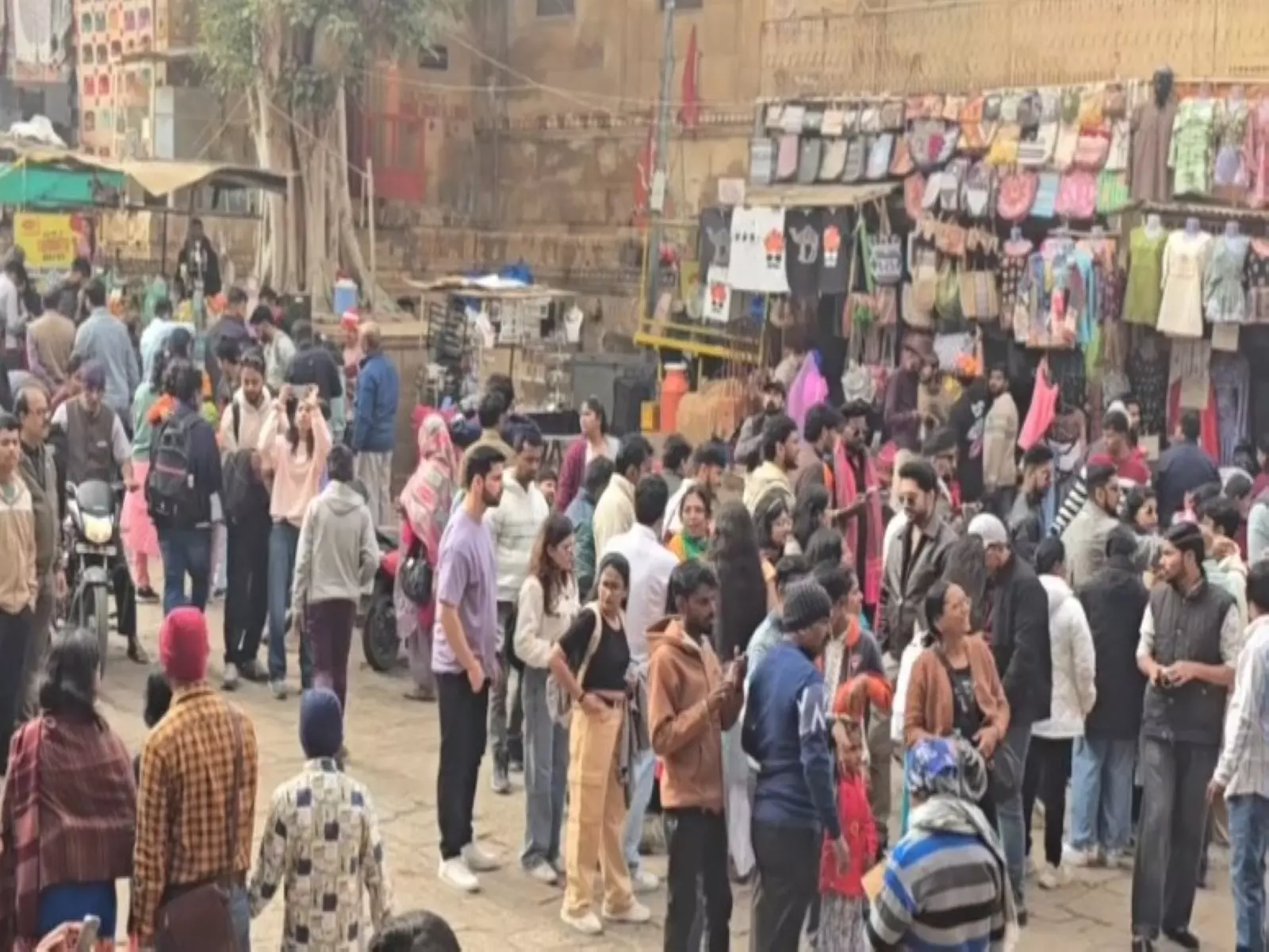 Jaisalmer: क्रिसमस की छुट्टियां मनाने के लिए पर्यटक शहर में उमड़ पड़े Jaisalmer: क्रिसमस की छुट्टियां मनाने के लिए पर्यटक शहर में उमड़ पड़े