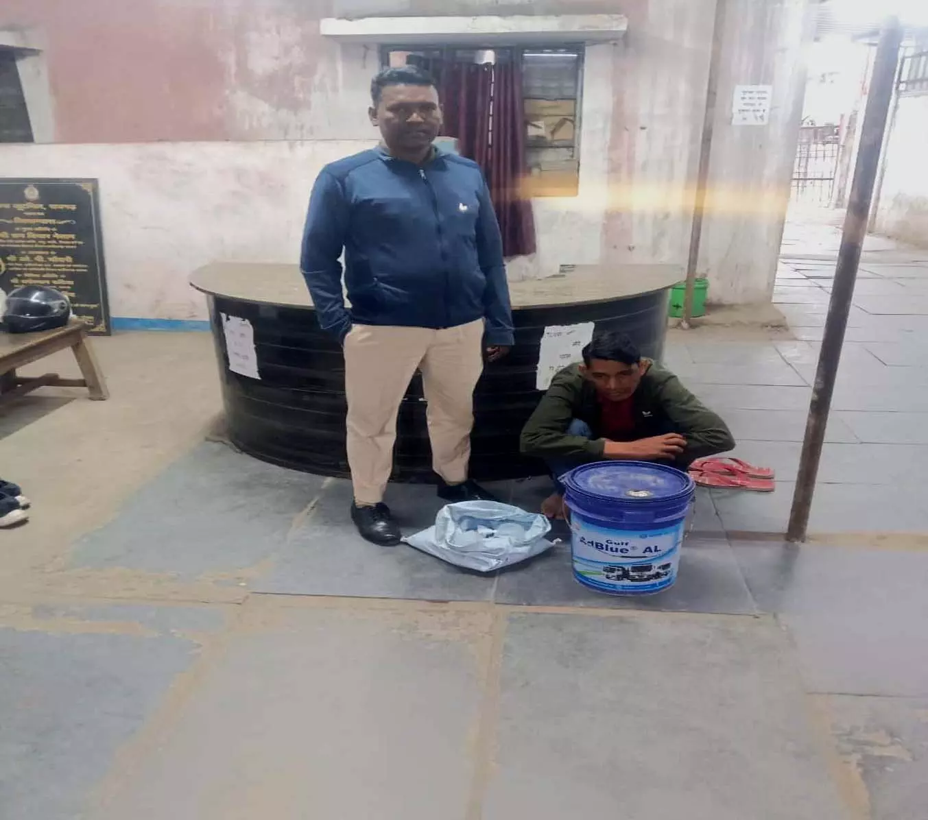 काशीराम चौक से 18 लीटर अवैध महुआ शराब जब्त, आरोपी गिरफ्तार काशीराम चौक से 18 लीटर अवैध महुआ शराब जब्त, आरोपी गिरफ्तार