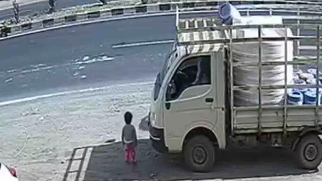 Daloda हाईवे पर हादसा, डेढ़ साल की बच्ची की मौत Daloda हाईवे पर हादसा, डेढ़ साल की बच्ची की मौत