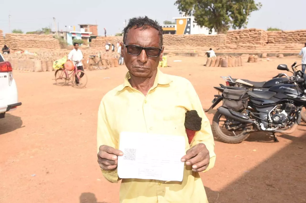 धान बिक्री से कृषक कामता चुकाएंगे अपना ऋण धान बिक्री से कृषक कामता चुकाएंगे अपना ऋण