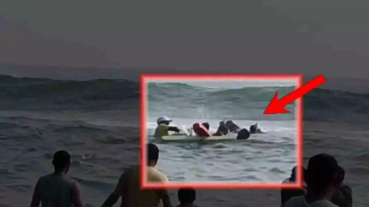 Puri में समुद्र में डूबने से पश्चिम बंगाल के चार पर्यटकों को बचाया गया Puri में समुद्र में डूबने से पश्चिम बंगाल के चार पर्यटकों को बचाया गया