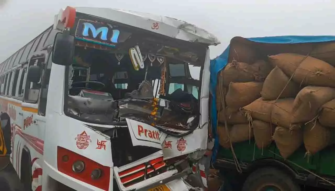 Binika के पास स्कूल पिकनिक बस और ट्रैक्टर की टक्कर, 20 छात्र घायल Binika के पास स्कूल पिकनिक बस और ट्रैक्टर की टक्कर, 20 छात्र घायल