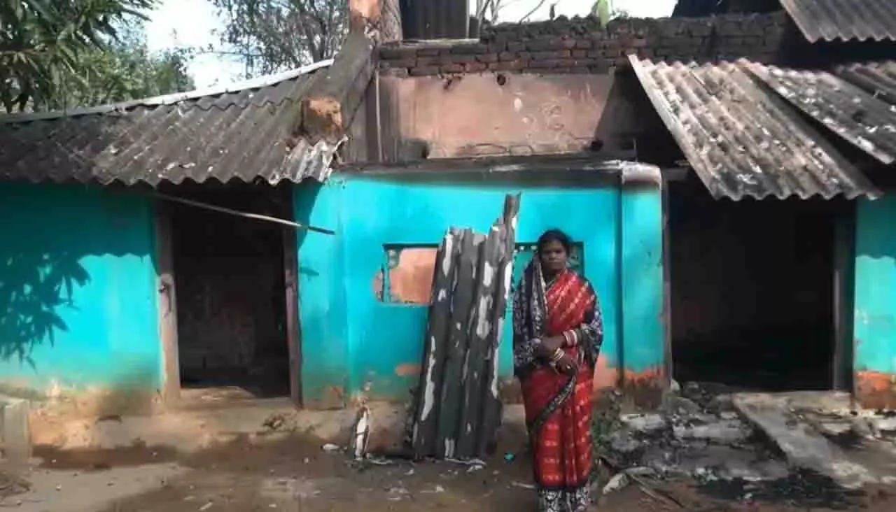 पति ने घर में आग लगाई, पत्नी मौत से बची, घर जलकर राख पति ने घर में आग लगाई, पत्नी मौत से बची, घर जलकर राख