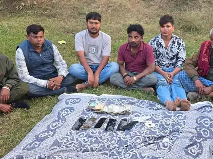 बलौदाबाजार पुलिस की बड़ी कार्रवाई, जुआ खेलते छह आरोपी गिरफ्तार बलौदाबाजार पुलिस की बड़ी कार्रवाई, जुआ खेलते छह आरोपी गिरफ्तार