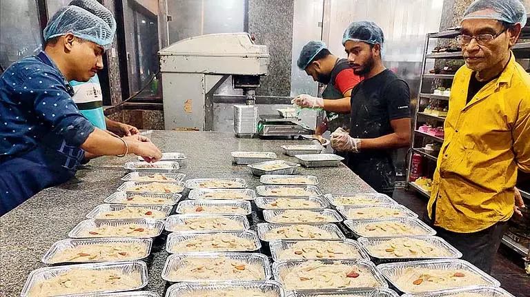 Christmas Cake जल्दी गायब हो जाता है, बंगाली परंपरा की खजूर कड़ी टक्कर देती Christmas Cake जल्दी गायब हो जाता है, बंगाली परंपरा की खजूर कड़ी टक्कर देती