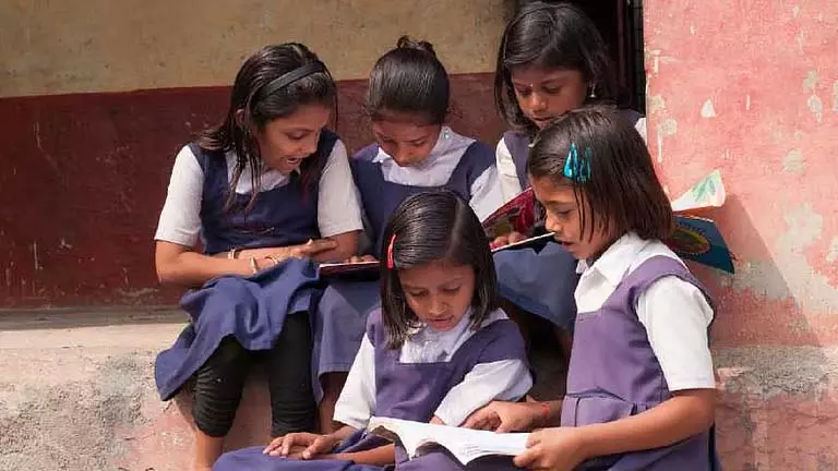 सरकारी स्कूल की uniforms की तस्करी के आरोप सरकारी स्कूल की uniforms की तस्करी के आरोप