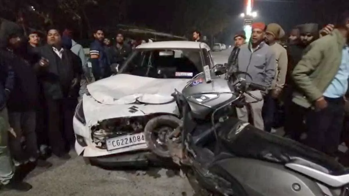 पुलिस अधिकारी की कार से स्कूटी सवार को टक्कर, हालत गंभीर पुलिस अधिकारी की कार से स्कूटी सवार को टक्कर, हालत गंभीर