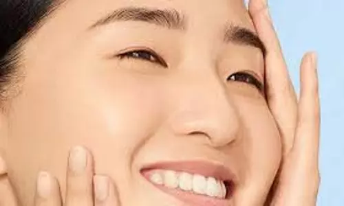 Glowing Skin Tips: सिर्फ 10 मिनट में हेल्दी और ग्लोइंग स्किन पाने के लिए अपनाएं ये सीक्रेट टिप्स