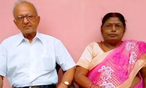 पत्नी की शवयात्रा के बीच वकील पति की हो गई मौत, सदमे में परिवार पत्नी की शवयात्रा के बीच वकील पति की हो गई मौत, सदमे में परिवार