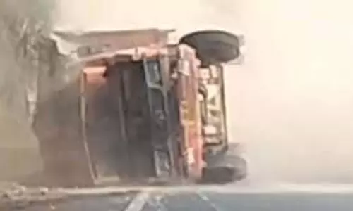Karnataka: नशेड़ी ड्राइवर ने लहराता हुआ बीच सड़क पर ही पलट दिया भारी-भरकम ट्रक Karnataka: नशेड़ी ड्राइवर ने लहराता हुआ बीच सड़क पर ही पलट दिया भारी-भरकम ट्रक