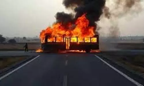 Firozabad: डबल डेकर बस में लगी आग, सवारियों ने कूदकर बचाई जान Firozabad: डबल डेकर बस में लगी आग, सवारियों ने कूदकर बचाई जान