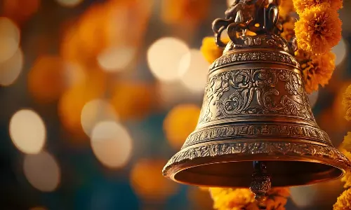 Temple Bell: मंदिर में घंटा कब बजाना चाहिए? जानें इसका सही नियम और महत्व Temple Bell: मंदिर में घंटा कब बजाना चाहिए? जानें इसका सही नियम और महत्व
