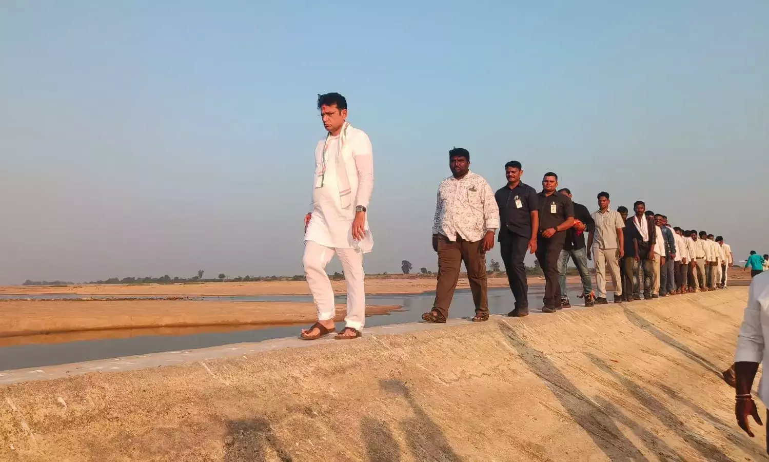 Sridhar Babu ने चेक डैम गिरने के मामले में सतर्कता जांच के आदेश दिए Sridhar Babu ने चेक डैम गिरने के मामले में सतर्कता जांच के आदेश दिए