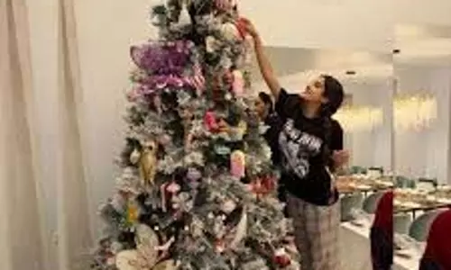 Christmas Tree Decoration Idea : पार्टी में आए मेहमान करेंगे जमकर तारीफ, स्टेप बाए स्टेप कैसे सजाएं क्रिसमस ट्री