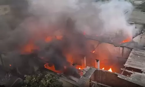 फैक्ट्री में लगी भीषण आग, सिलेंडर ब्लास्ट होने से दमकल विभाग का कर्मचारी घायल फैक्ट्री में लगी भीषण आग, सिलेंडर ब्लास्ट होने से दमकल विभाग का कर्मचारी घायल