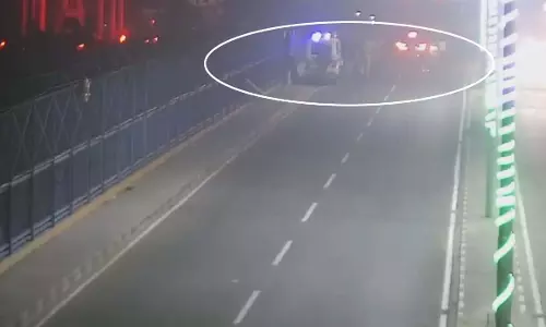 LIVE मंजर...पुलिसकर्मियों पर चढ़ा दी कार!