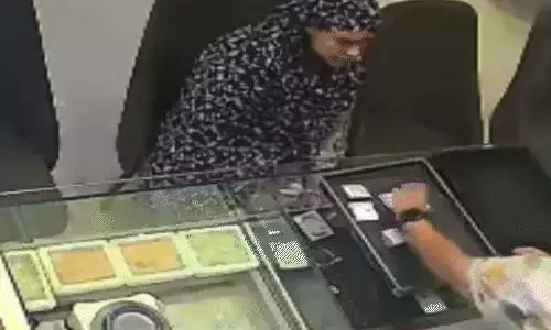 महिला ने सोना चुराई, ज्वेलरी शॉप में वारदात