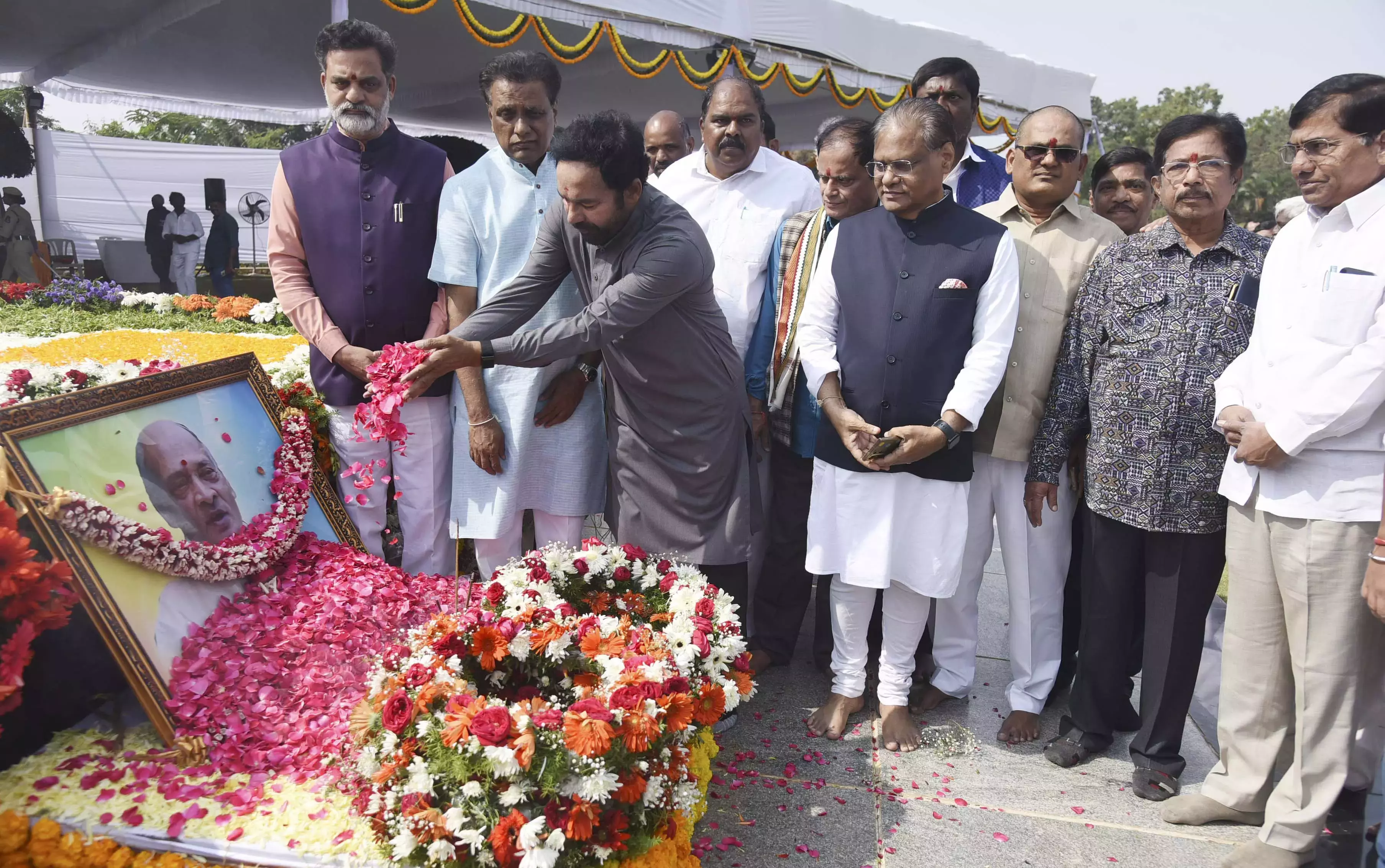 Telangana के नेताओं ने पीवी नरसिम्हा राव को उनकी पुण्यतिथि पर श्रद्धांजलि दी