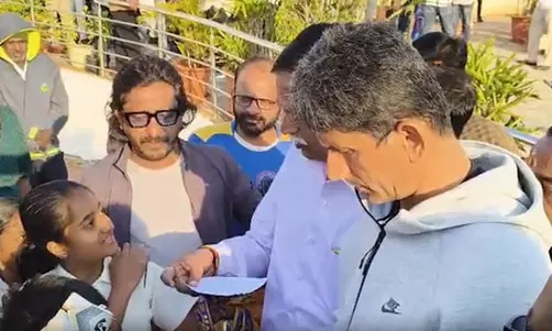 केएससीए अध्यक्ष बनने के बाद बीदर पहुंचे वेंकटेश प्रसाद का युवा क्रिकेटरों ने किया स्वागत केएससीए अध्यक्ष बनने के बाद बीदर पहुंचे वेंकटेश प्रसाद का युवा क्रिकेटरों ने किया स्वागत