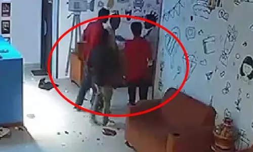 OMG! वीडियो डिलीट होने के बाद बवाल, जमकर मारपीट