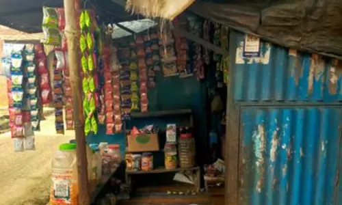 Mohammadabad:चोरों का निशाना निजी नलकूप और खोखा Mohammadabad:चोरों का निशाना निजी नलकूप और खोखा