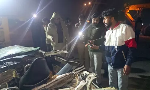 Haryana : झज्जर में चलती कार पर ट्रक पलटने से 5 लोगों की मौत