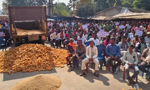 Odisha: मंडियों के खुलने में देरी को लेकर किसानों ने किया विरोध प्रदर्शन