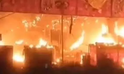 Bihar :  बस स्टैंड में लगी भीषण आग, 15 दुकानें और बस जलकर खाक