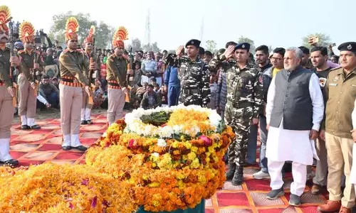 सिरसा गांव में हजारों लोगों ने BSF जवान सुरजीत को अंतिम विदाई दी सिरसा गांव में हजारों लोगों ने BSF जवान सुरजीत को अंतिम विदाई दी