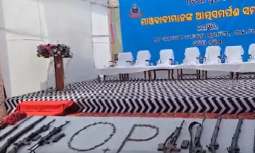 Odisha: मलकानगिरी में 22 माओवादियों ने सरेंडर किया, हथियार और विस्फोटक सौंपे