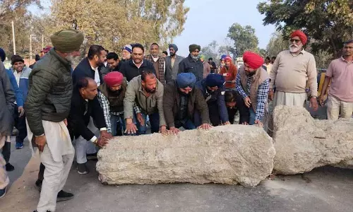 Bathinda में निवासियों ने देरी का विरोध किया, पत्थर हटाकर मुल्तानिया रेलवे ओवरब्रिज खोला Bathinda में निवासियों ने देरी का विरोध किया, पत्थर हटाकर मुल्तानिया रेलवे ओवरब्रिज खोला