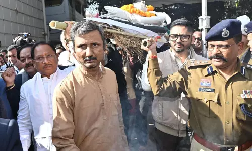 CM साय ने स्वर्गीय शुक्ल के पार्थिव शरीर को कंधा देकर अंतिम विदाई दी
