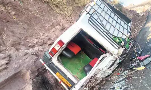 मेंढर में टाटा सूमो खाई में गिरी, 8 लोग घायल मेंढर में टाटा सूमो खाई में गिरी, 8 लोग घायल