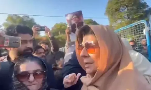 Pakistan: इमरान खान की बहनों और पीटीआई कार्यकर्ताओं ने धरना प्रदर्शन किया