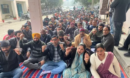 Sirsa में बिजली कर्मचारियों ने सरकार की ऑनलाइन ट्रांसफर नीति का विरोध किया
