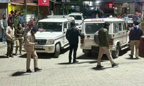 Himachal: पुलिसकर्मी बनकर धोखाधड़ी, हथियार लाइसेंस के नियमों का उल्लंघन करने के आरोप में 2 लोग गिरफ्तार Himachal: पुलिसकर्मी बनकर धोखाधड़ी, हथियार लाइसेंस के नियमों का उल्लंघन करने के आरोप में 2 लोग गिरफ्तार