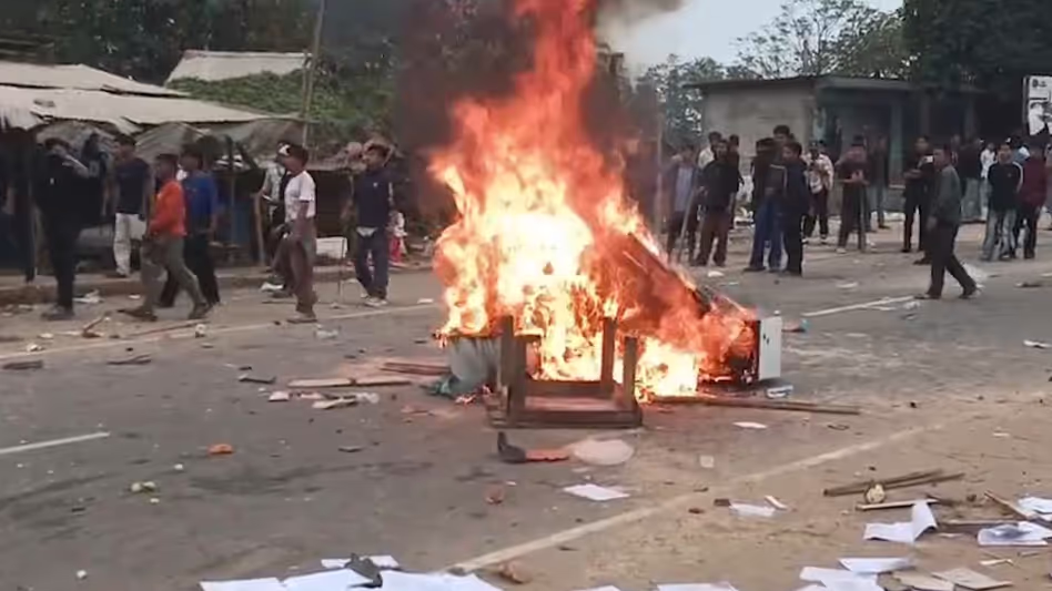 Assam : हिंसा प्रभावित कार्बी आंगलोंग में दो लोगों की मौत, 38 पुलिसकर्मियों समेत 45 लोग घायल Assam : हिंसा प्रभावित कार्बी आंगलोंग में दो लोगों की मौत, 38 पुलिसकर्मियों समेत 45 लोग घायल