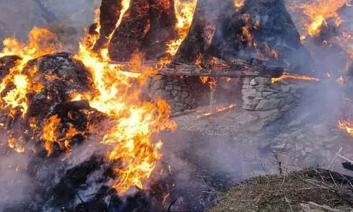 Bharmour में घर और चार गौशालाएं आग से जलकर खाक हो गईं