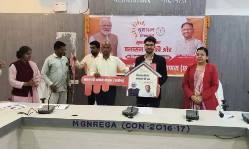 सुशासन सप्ताह कार्यशाला का आयोजन, हितग्राहियों को दिया गया स्वामित्व कार्ड और आवास की चाबी