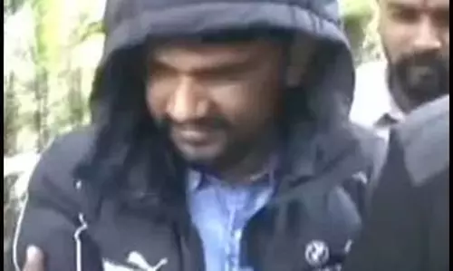 गैंगस्टर मयंक सिंह को रायपुर कोर्ट में पेश कर रही पुलिस गैंगस्टर मयंक सिंह को रायपुर कोर्ट में पेश कर रही पुलिस