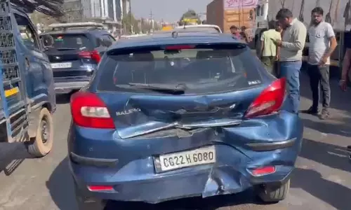 तेलीबांधा के पास ट्रैफिक सिग्नल पर कई खड़ी गाड़ियों की टक्कर, वीडियो तेलीबांधा के पास ट्रैफिक सिग्नल पर कई खड़ी गाड़ियों की टक्कर, वीडियो