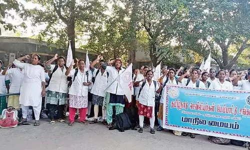 गुडुवनचेरी PHC में तनाव, नर्सों का विरोध प्रदर्शन छठे दिन भी जारी गुडुवनचेरी PHC में तनाव, नर्सों का विरोध प्रदर्शन छठे दिन भी जारी