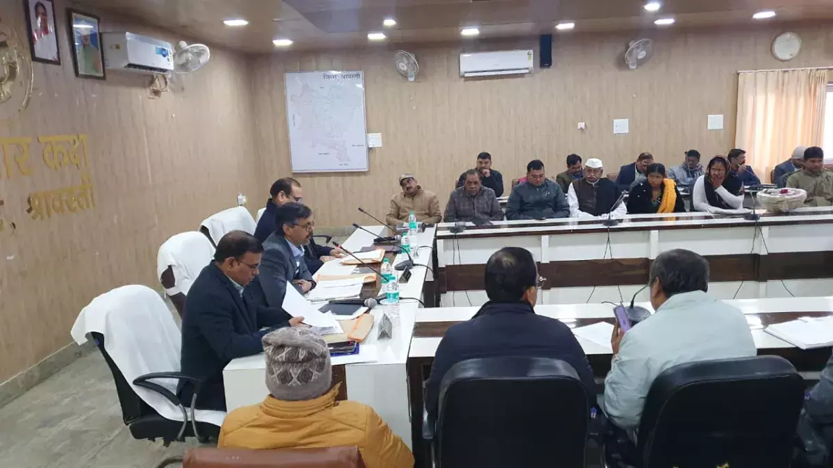 Shravasti: कलेक्ट्रेट में प्रशासन–जन संवाद पर जनपद स्तरीय कार्यशाला