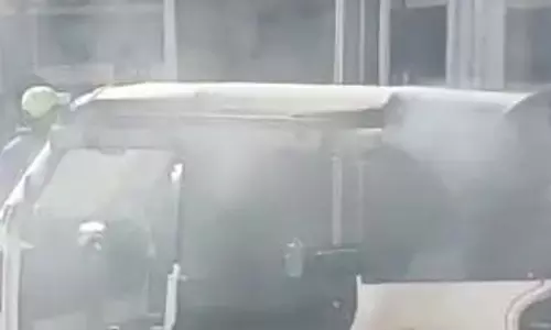 इलेक्ट्रिक ऑटो जलकर खाक, चालक बाल-बाल बचा