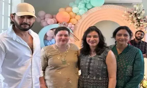 Shooting के दौरान महेश बाबू के रिलैक्स्ड फैमिली मोमेंट्स वायरल हो गए Shooting के दौरान महेश बाबू के रिलैक्स्ड फैमिली मोमेंट्स वायरल हो गए
