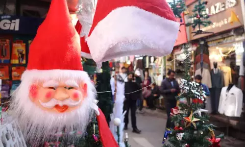 ठंड के बीच, Manali शानदार क्रिसमस और नए साल के जश्न की तैयारी कर रहा है