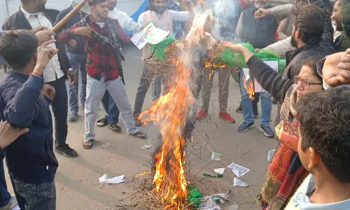 Bareilly: प्रदर्शनकारियों ने बांग्लादेश सरकार का पुतला जलाया Bareilly: प्रदर्शनकारियों ने बांग्लादेश सरकार का पुतला जलाया