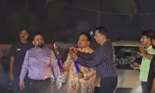 उद्योगपति के सड़क पर ट्रैफिक रोककर पटाखे फोड़ने पर विवाद, अजीबोगरीब दलील पेश की उद्योगपति के सड़क पर ट्रैफिक रोककर पटाखे फोड़ने पर विवाद, अजीबोगरीब दलील पेश की